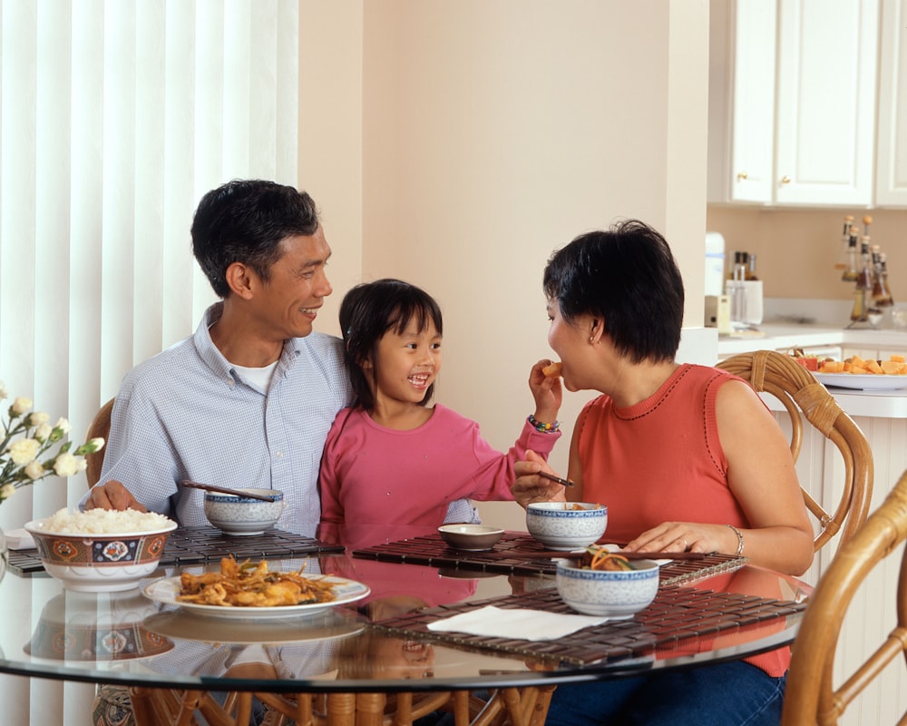 Famille partageant un repas sain et équilibré
