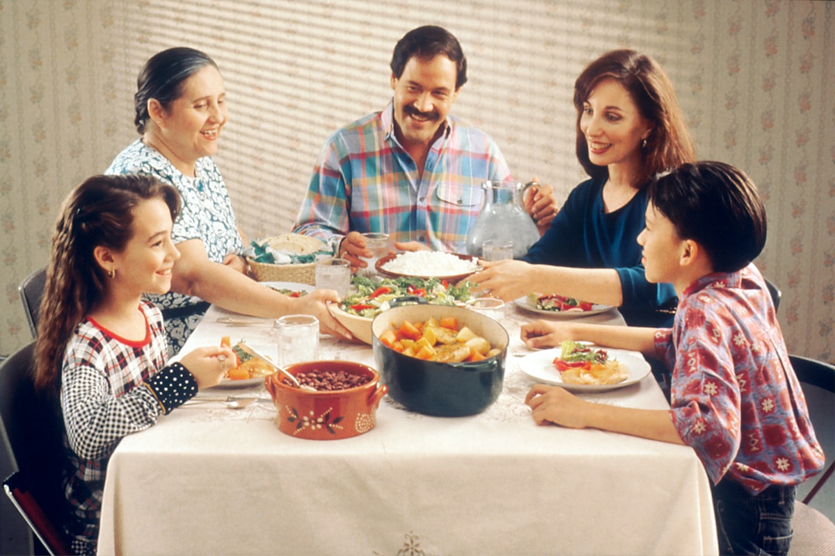 Préparation de repas sains en famille