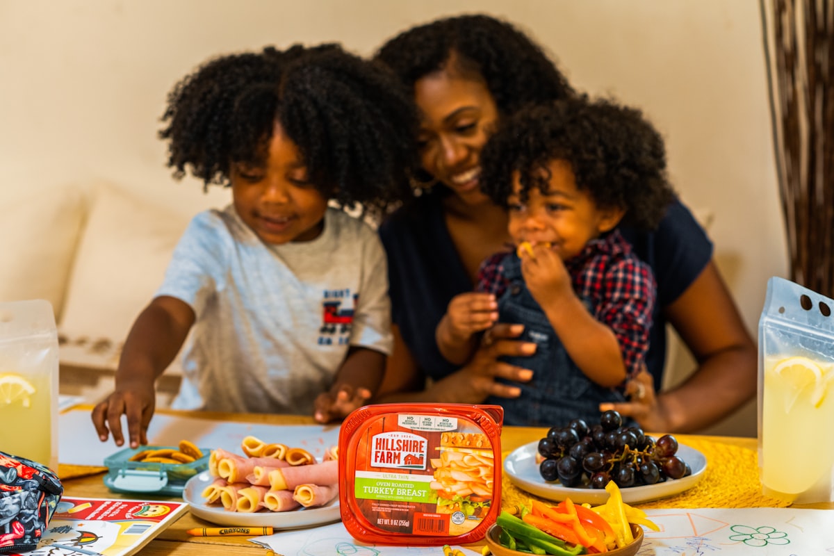 Petit-déjeuner équilibré avec fruits et céréales complètes